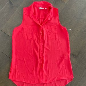 Reitman’s pink sleeveless button up blouse